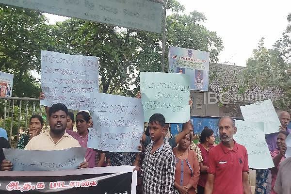 கிளிநொச்சியில் பாடசாலை அதிபருக்கு எதிராக ஆர்ப்பாட்டம் | Demonstration Against School Principal Kilinochchi