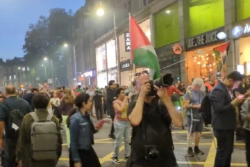 லண்டனில் இஸ்ரேல் தூதரகத்தை முற்றுகையிட்ட பாலஸ்தீன ஆதரவாளர்கள்: வீடியோ