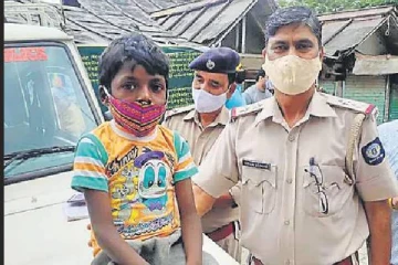 ஒரேநாளில் டிரெண்டான சிறுவன்! தற்போது போலீசுடன் என்ன செய்து கொண்டிருக்கிறார் தெரியுமா?