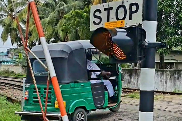 மதுபோதையில் கடமையில் இருந்த ரயில் கடவை பாதுகாப்பு ஊழியர் | Train Crossing Guard On Duty Under The Alcohol