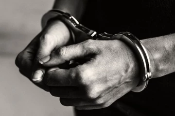 ත්‍රිරෝද රථ පැහැරගැනීමේ නිරත වූ කාන්තාවක් ඇතුළු 05කට වැඩ වැරදෙයි..