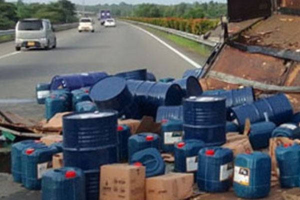 மசகு எண்ணெய் மற்றும் கிரீஸ் ஏற்றப்பட்ட லொறி விபத்து | Accident Truck With Lubricating Oil And Grease