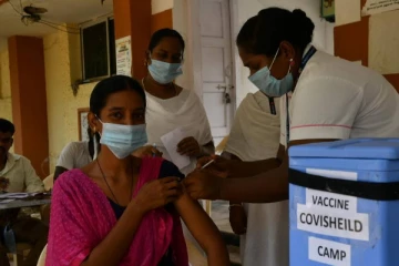 இன்று 8வது மெகா கொரோனா தடுப்பூசி முகாம் - தடுப்பூசியை செலுத்தும் மக்கள்