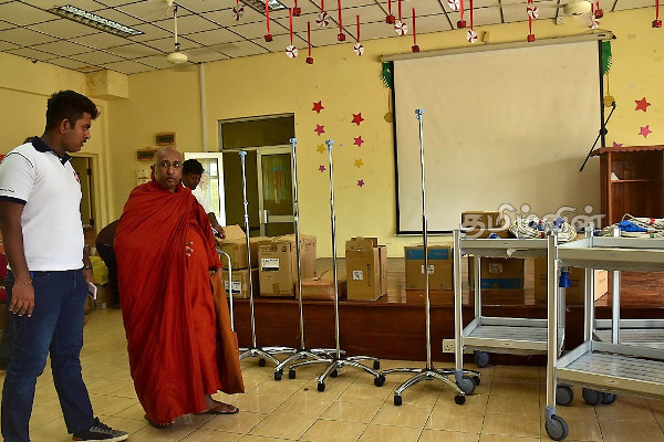 மன்னார் மாவட்ட வைத்தியசாலைகளுக்கு மில்லியன் ரூபாய் பெறுமதியான பொருட்கள் கையளிப்பு | Donation Medical Supplies Worth 40 Million Mannar