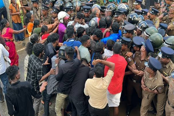 யாழ்.நல்லூரில் கடும் பதற்றம்: காணாமலாக்கப்பட்டோரின் உறவுகள் - பொலிஸாருக்கும் இடையே முறுகல் | Jaffna Nallur Missing Persons Protest Ranil Visit