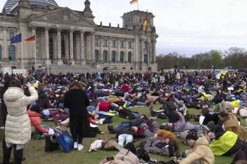 ரஷ்யாவுக்கு எதிராக ஜேர்மன் நாடாளுமன்றத்தின் முன்பு போராட்டத்தில் ஈடுபட்ட உக்ரைனியர்கள்