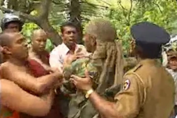 தென்னிலங்கையில் இராணுவ மேஜரின் அத்துமீறிய செயற்பாட்டால் விகாரை வளாகத்திற்குள் ஏற்பட்ட பதற்றம்!