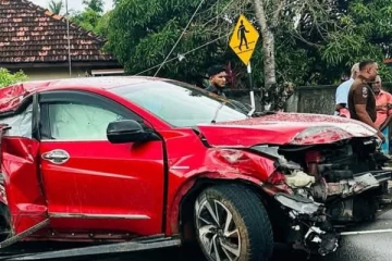 மட்டக்களப்பில் கார் ஒன்றால் தடைப்பட்ட மின்சாரம்