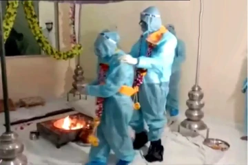 மணமகனுக்கு கொரோனா உறுதி; வித்தியாசமாக திருமணம் செய்துகொண்ட ஜோடி! குவியும் வாழ்த்து