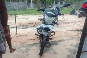 பொலிஸ் உத்தியோகத்தரின் மோட்டார் சைக்கிளுக்கு தீ வைக்க முற்பட்ட நபர்