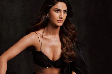 வெறும் இன்னர்வியர் போட்டு கிளாமர் போஸ்!! டூபீஸ் ஆடையில் ஷாக் கொடுத்த பிரபல நடிகை...