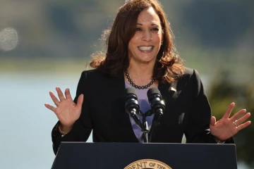 திடீரென அமெரிக்க அதிபராக பொறுப்பேற்றுக்கொண்ட கமலா ஹாரிஸ்: முதல் அமெரிக்கப் பெண் அதிபர் என்ற பெருமையை பெற்றார்