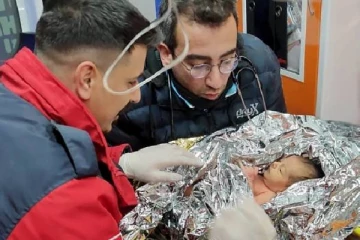 பிறந்து 10 நாட்களேயான பச்சிளம் குழந்தை... நிலநடுக்க இடிபாடுகளில் சிக்கி 90 மணி நேரம்: கண்ணீர் காட்சி