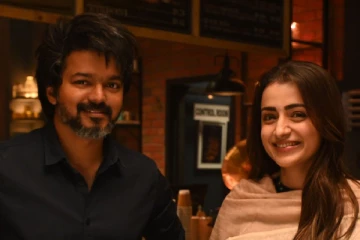 கடற்கரையில் கிளாமர் உடையில் துள்ளி குதித்து விளையாடும் லியோ பட நடிகை.. வீடியோ இதோ