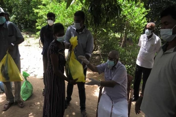 பயணத்தடையால் வருமானத்தை இழந்த குடும்பங்களுக்கு உதவிக்கரம் நீட்டிய விக்னேஸ்வரன்