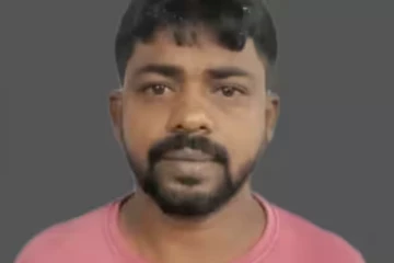 சிரித்தபடி மன்னிப்பு கேட்ட மாணவி; விரட்டி சென்று நடுரோட்டில் முத்தம் - நடந்தது என்ன?