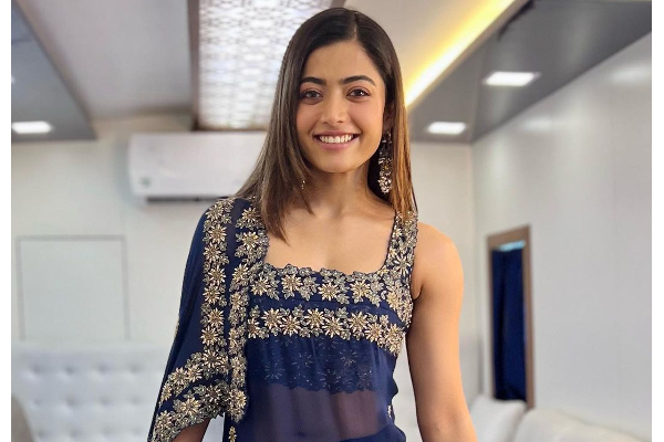 அட்டைப் படத்திற்காக எல்லைமீறி போஸ் கொடுத்த ராஷ்மிகா! வைரலாகும் போட்டோஸ் | Rashmika Mandanna Too Much Glamour In Cover Pic