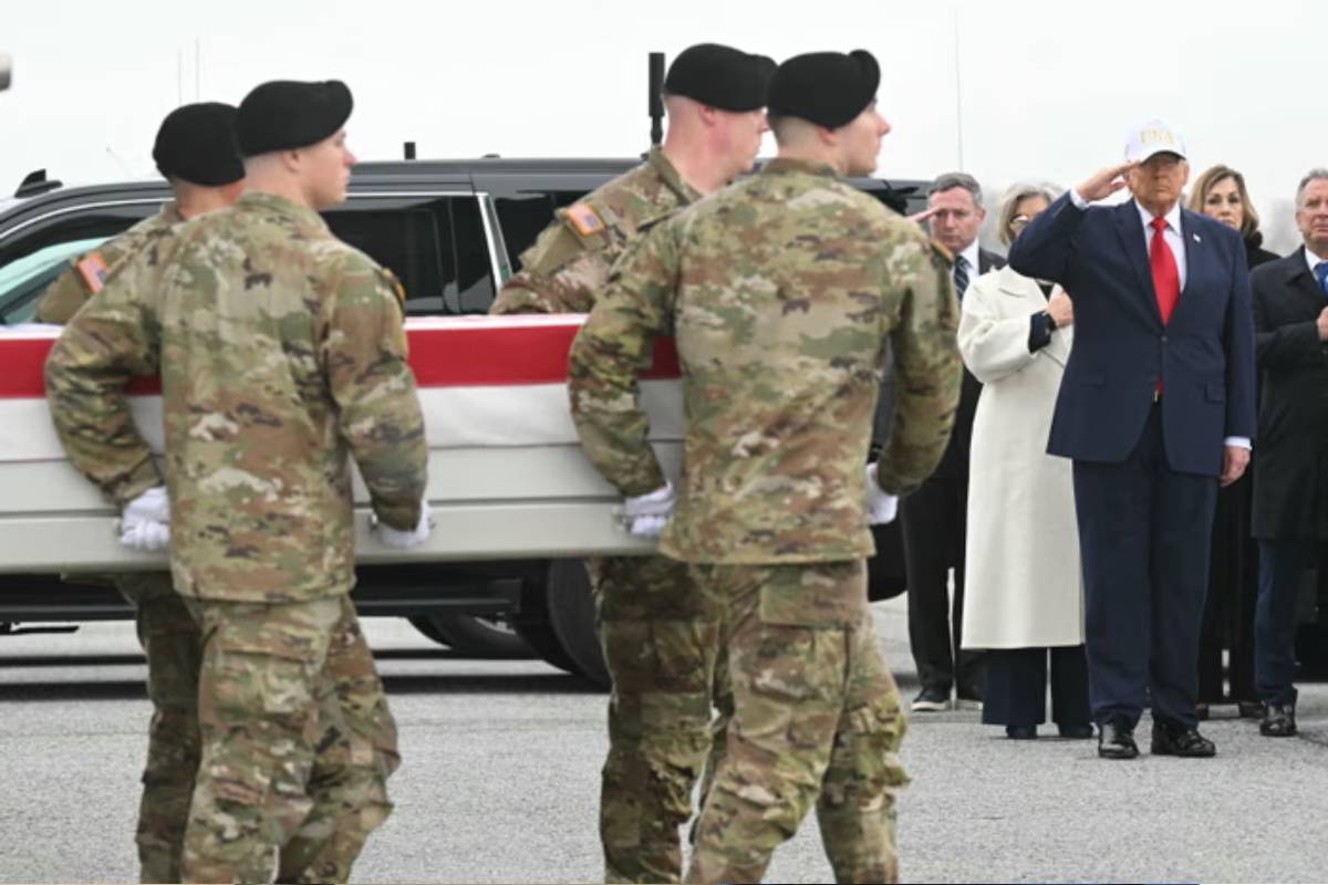 போரின் தொடக்கத்தை அறிவித்த அதே தொப்பியுடன்.. உயிரிழந்த 6 அமெரிக்க படை வீரர்களுக்கு மரியாதை செலுத்திய ட்ரம்ப் | Trump Wears Golf Cap Transfer Remain Iran War Dead