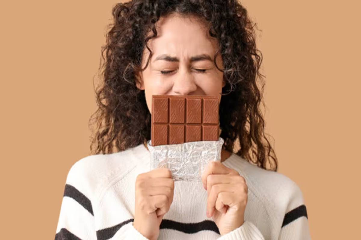சாக்லேட் சாப்பிட்டதும் சிலர் குஷியாகிவிடுவதற்கு என்ன காரணம்னு தெரியுமா? | Why People Feel Instantly Happy Eating Chocolate சாக்லேட் சாப்பிட்டதும் சிலர் குஷியாகிவிடுவதற்கு என்ன காரணம்னு தெரியுமா? | Why People Feel Instantly Happy Eating Chocolate
