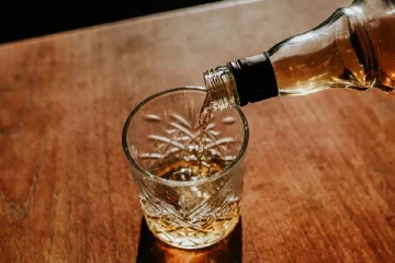 புதிய விதிகளின் அடிப்படையில் கனேடியர்கள் எவ்வளவு மது அருந்தலாம்?