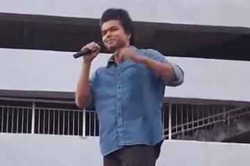 பஸ் மீது ஏறி மலையாளத்தில் பேசிய விஜய்.. கேரள ரசிகர்கள் கொண்டாட்டம்! வீடியோ