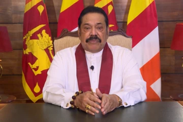 வீட்டில்  இருந்து வேலை செய்யுங்கள்! ஊழியர்களுக்கு பிரதமர் மகிந்த வழங்கியுள்ள அறிவிப்பு