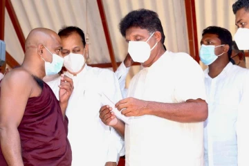 “மெல்லவும் முடியாமல் விழுங்கவும் முடியாமல் தவிக்கிறது இந்த அரசாங்கம்” - எதிர்க்கட்சித் தலைவர் குற்றச்சாட்டு (படங்கள்)