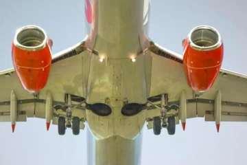 விமானத்தில் நேர்ந்த அதிர்ச்சி சம்பவம் ; விமான கியர் பெட்டியில் ஒளிந்து வந்த 13 வயது சிறுவன்