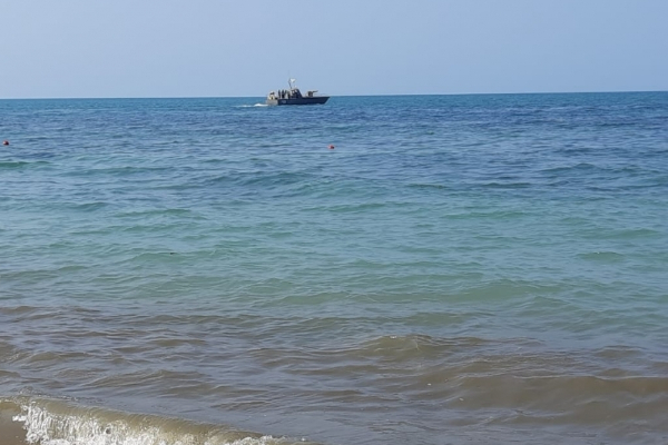 யாழ் கடற்பரப்பில் மிதந்து வந்த மர்ம பொதி; உள்ளே இருந்த பொருட்களால் பரபரப்பு | Mystery Parcel Seen Drifting Off Jaffna யாழ் கடற்பரப்பில் மிதந்து வந்த மர்ம பொதி; உள்ளே இருந்த பொருட்களால் பரபரப்பு | Mystery Parcel Seen Drifting Off Jaffna