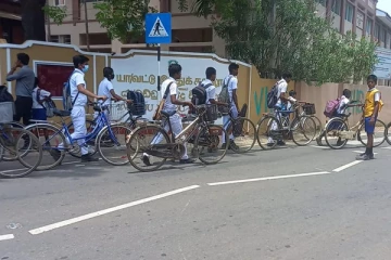 பாடசாலைகளில் மாணவர்களின் வரவில் வீழ்ச்சி (Photos)