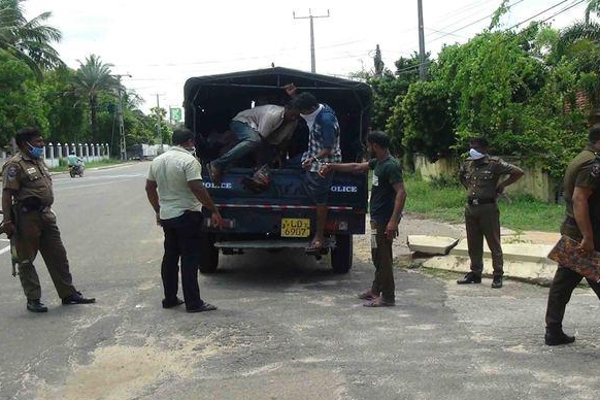 கசிப்பு கடத்தி சென்ற 4 பேர் கைது! | 4 People Who Smuggled The Leak Were Arrested