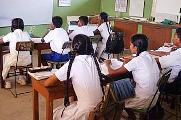 பிரபல பாடசாலையில் அடாவடி மாணவனால் ஆசிரியர் வைத்தியசாலையில் | Teacher Hospitalized Student Attacks School