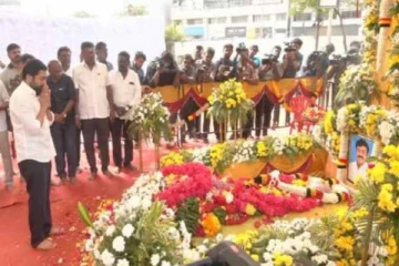 விஜய்காந்த் நினைவிடத்தில் தேம்பி தேம்பி அழுது அஞ்சலி செலுத்திய சூர்யா