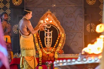 நல்லூர் கந்தசுவாமி ஆலய முதலாம் நாள் மாலை உற்சவம்!(படங்கள்)