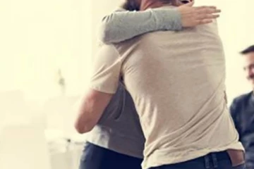 சார்ஜ் போட சென்றவர் மனைவியை அணைத்ததால் கத்திக்குத்தில் முடிந்த சம்பவம்