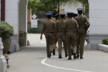 பெரிய நீலாவணை வீட்டில் குசன் கதிரைக்குள் துப்பாக்கி ; தந்தையை காட்டிக்கொடுத்த மகன்