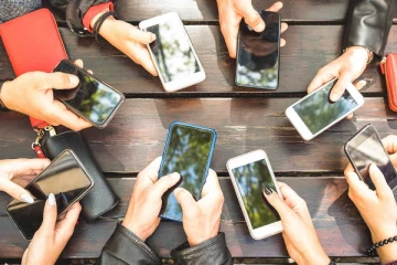 ஒன்றாரியோ வகுப்பறைகளில் அலைபேசி பயன்பாட்டு தடைக்கு எழுந்துள்ள விமர்சனம்