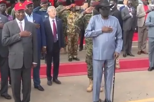 ஆடையில் சிறுநீர் கழித்த ஜனாதிபதி; 6 பேர் கைது!(Video) | A President Who Peed On His Clothes