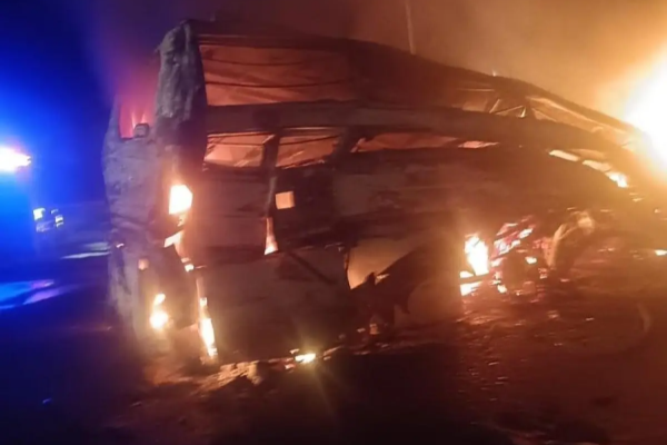 அதிகாலையில் பேருந்து மீது லாரி மோதி விபத்து - 20 பேர் உயிரிழப்பு; பலர் படுகாயம் | Around 20 Dies In Karnataka Omni Bus Accident