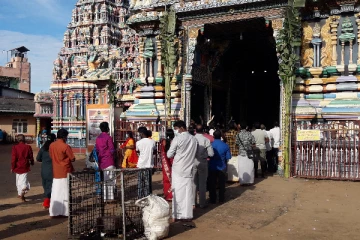 இலங்கையின் பல பகுதிகளில் தீபத்திருநாள் கொண்டாட்டத்தில் மக்கள்