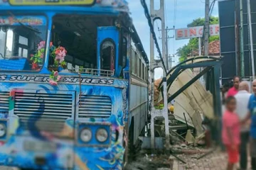 தறிகெட்டு ஓடிய பேருந்து மின்கம்பத்துடன் மோதி விபத்து