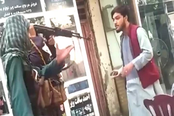 செல்போனில் பாட்டு கேட்ட இளைஞர்., துப்பாக்கி முனையால் தாக்கிய தாலிபான்! பரபரப்பு வீடியோ