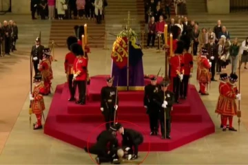 ராணியின் உடல் அருகே சரிந்து விழுந்த பாதுகாப்பு அதிகாரி! இடைநிறுத்தப்பட்ட பிபிசி ஒளிபரப்பு: வைரல் வீடியோ