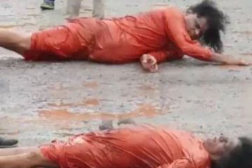 குண்டும், குழியுமான சாலை...  சமூக ஆர்வலர் நடத்திய  நூதன போராட்டம்