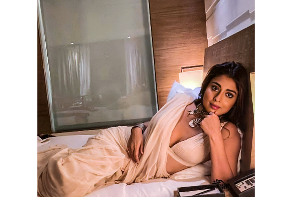 தாயான பின்பும் கிளாமரில் அசத்தும் நடிகை ஸ்ரேயா.. வாய்யடைத்துப்போன ரசிகர்கள் | Shriya Saran Latest Glamour Photoshoot