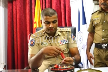 විදෙස් රට වල නිශ්පාදිත පතොරම් තොගයක් විකුණන ගිහින් මිතුරන් දෙදෙනා මාට්ටු වූ හැටි.(VIDEO)