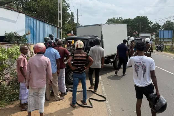 களுவாஞ்சிகுடியில் பிள்ளையார் ஆலயத்திற்கு முன்னால் விபத்து ; தெய்வாதீனமாக தப்பிய உயிர் | Crash Near Pillaiyar Temple Kaluwanchi களுவாஞ்சிகுடியில் பிள்ளையார் ஆலயத்திற்கு முன்னால் விபத்து ; தெய்வாதீனமாக தப்பிய உயிர் | Crash Near Pillaiyar Temple Kaluwanchi