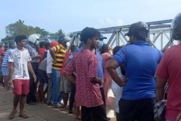පෙම්වතියගේ පියාගෙන් බේරෙන්න ගගට පැන්න 18 හැවිරිදි තරුණයාට සිදු වු දේ - මෙරටින් වාර්තා වන හද කම්පා කරන පුවත..