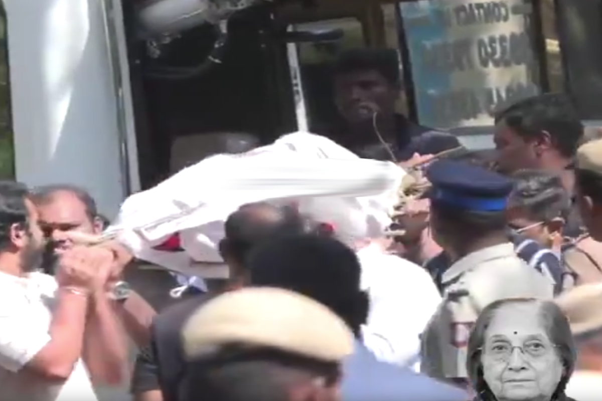 தாயின் உடலை தோளில் சுமந்து சென்ற நடிகர் அஜித் தாயின் உடலை தோளில் சுமந்து சென்ற நடிகர் அஜித்