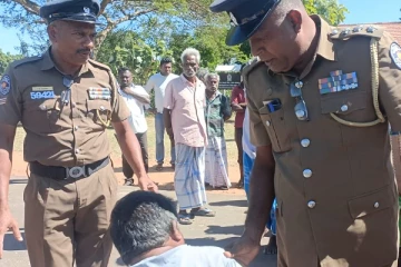 மாற்றுத்திறனாளியிடம் முறைகேடாக நடந்துகொண்ட பொலிஸ் அதிகாரி: கொதித்ததெழுந்த மக்கள் (Video)